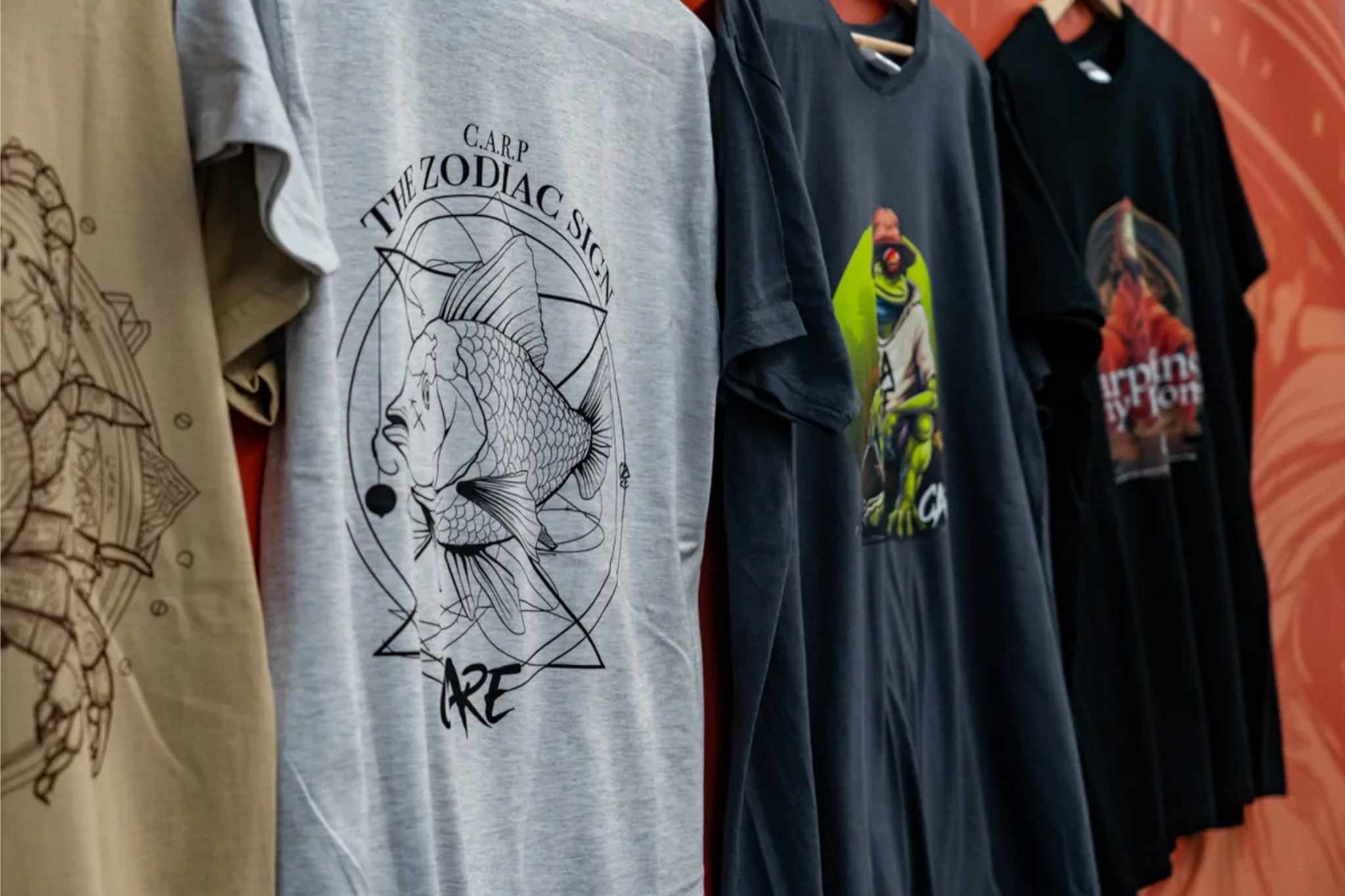 Mehrere CARE Fishing Angler-Shirts mit Fisch- und Tauchermotiven