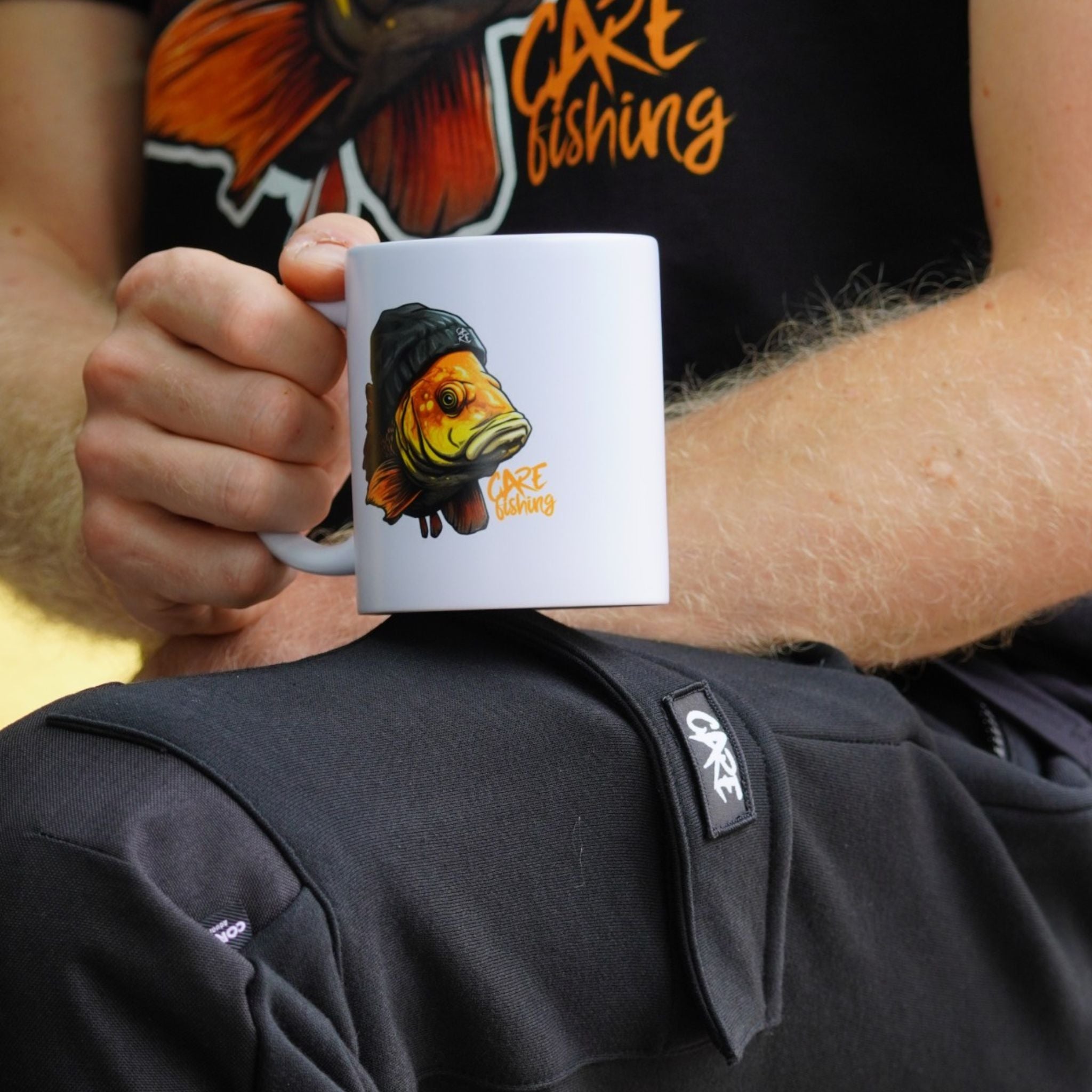 Carp Hat Tasse mit Karpfen-und-Beanie-Motiv – Produktansicht 1