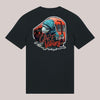 Schwarzes Unisex-T-Shirt mit großem Rückenprint eines fischköpfigen Charakters in Kapuzenpulli vor U-Bahn mit dem Schriftzug 'CARE fishing – wait until it’s dark' – urbanes Streetwear-Design