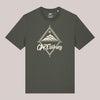Khaki Unisex-T-Shirt mit beigem Frontprint im Kompass-Design, CARE fishing-Schriftzug und stilisierter Berggrafik – minimalistischer Outdoor-Look