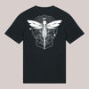 Schwarzes Unisex-T-Shirt mit weißem Rückenprint einer stilisierten Libelle in geometrischem Rahmen, umgeben von Angelmotiven wie Blei, Boilie und Haken – CARE-Schriftzug integriert
