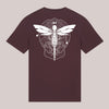 Rot Braunes Unisex-T-Shirt mit weißem Rückenprint einer stilisierten Libelle in geometrischem Rahmen, umgeben von Angelmotiven wie Blei, Boilie und Haken – CARE-Schriftzug integriert