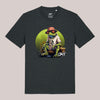 Graues Unisex-T-Shirt mit farbigem Frontprint eines angelnden Frosches in CARE-Shirt und Fischerhut – Cartoon-Stil mit Naturkulisse