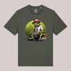Khaki Unisex-T-Shirt mit farbigem Frontprint eines angelnden Frosches in CARE-Shirt und Fischerhut – Cartoon-Stil mit Naturkulisse
