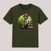 Khaki Unisex-T-Shirt mit farbigem Frontprint eines angelnden Frosches in CARE-Shirt und Fischerhut – Cartoon-Stil mit Naturkulisse