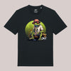 Schwarzes Unisex-T-Shirt mit farbigem Frontprint eines angelnden Frosches in CARE-Shirt und Fischerhut – Cartoon-Stil mit Naturkulisse